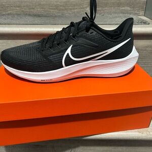 Nike Men's Black and White Athletic Shoes